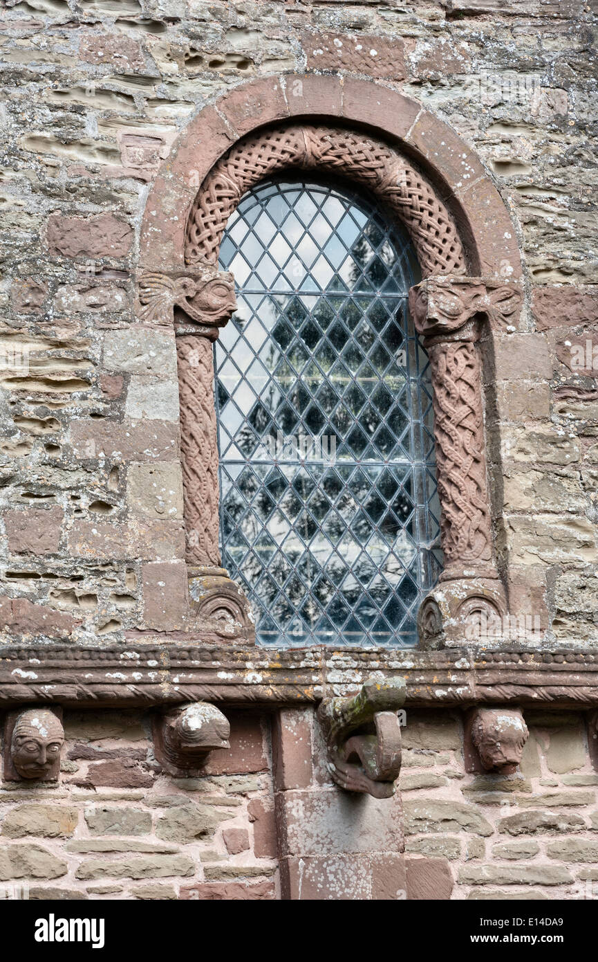 La 12c Eglise St Mary et St David, Kilpeck, Herefordshire, Angleterre. Le hall dispose d''une fenêtre de l'ouest d'un côté ou de l'homme vert Banque D'Images