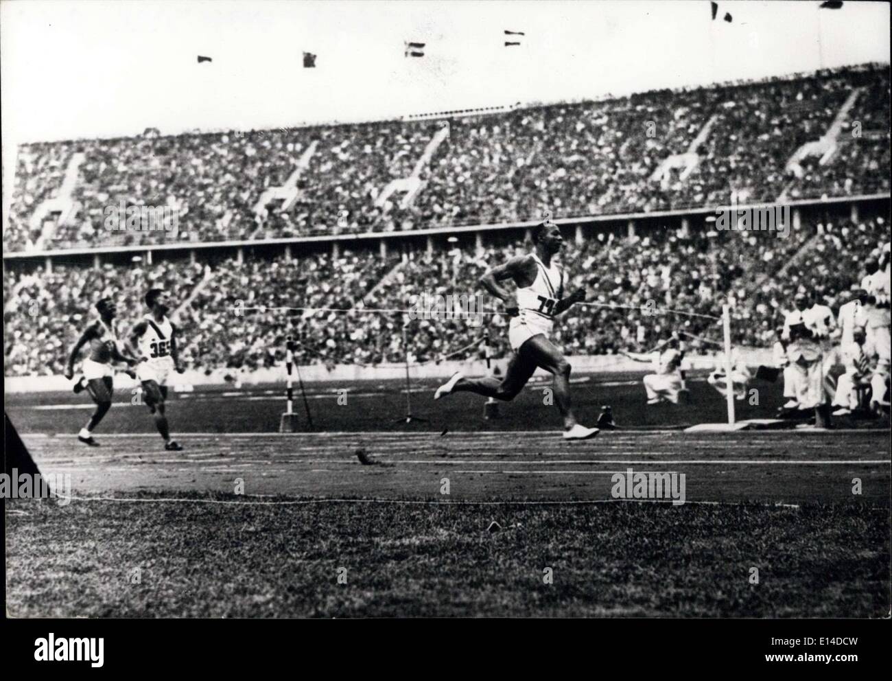 Le 17 avril 2012 - Jeux Olympiques de Berlin - 1936-Américain Jesse Owens en battant le record du monde du 100 mètres en 10,3 secondes. Banque D'Images