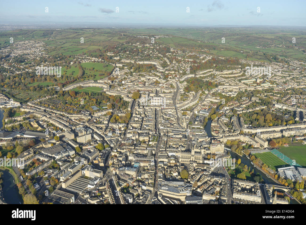 Une vue aérienne montrant le centre-ville de Bath, y compris le Royal Crescent, Somerset UK Banque D'Images