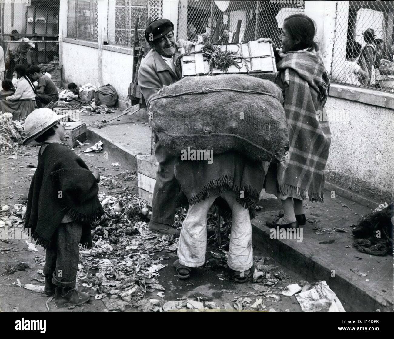 18 avril 2012 - caractère typique dans les marchés équatoriens qui est appelé ''cargador''. Ces chargeurs sont des sacs ou emballages qui prend d'un plact à l'autre. Habituellement, les Indiens qui viennent de le pays à travailler que les chargeurs d'être présent de leur mode de vie en raison de leur manque d'instruction. Banque D'Images