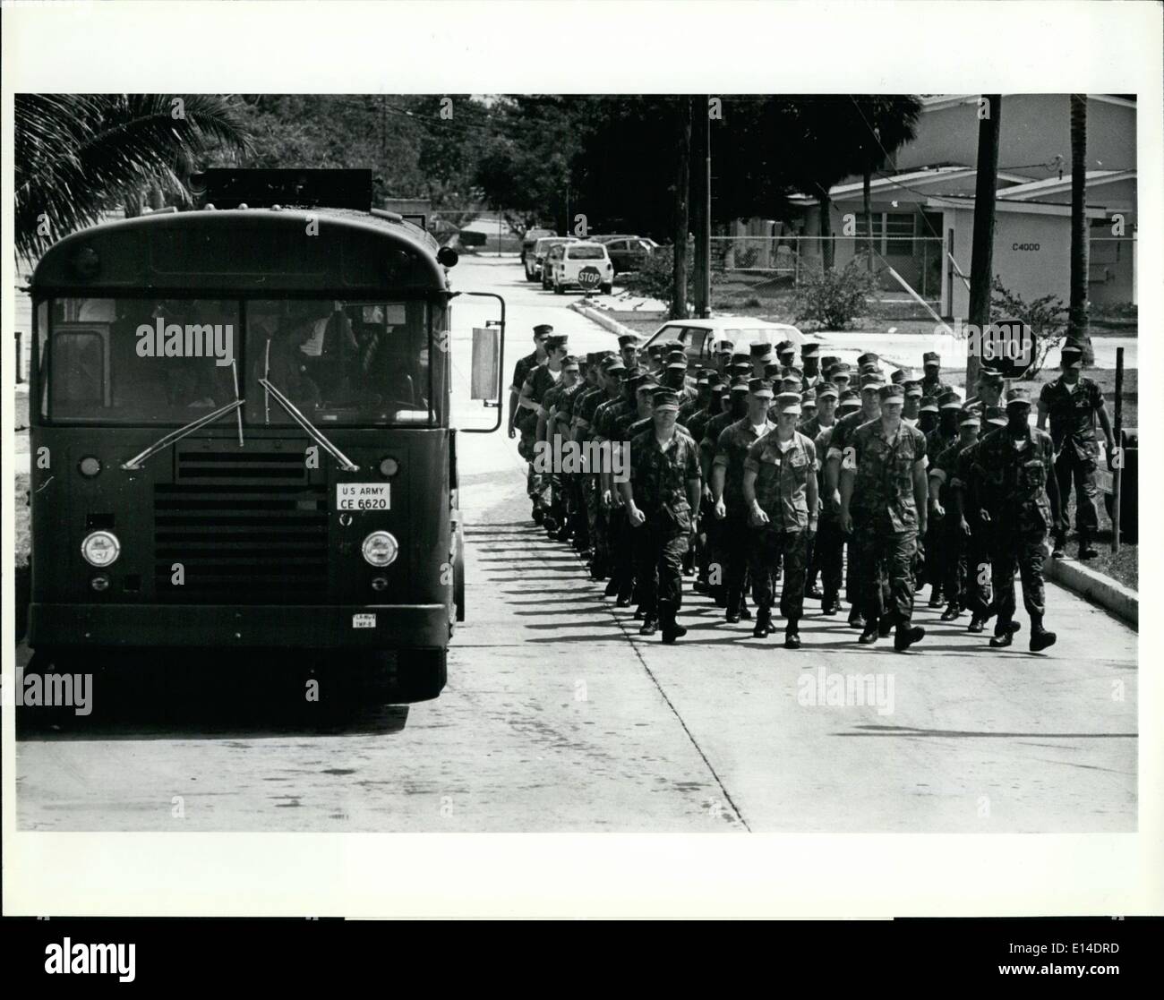 Avril 18, 2012 - Un groupe de marines devant un autobus plein de réfugiés cubains qui viennent d'arriver alors que les soldats prêts à prendre plus de la force de sécurité dans l'exploitation hangar à Key West. Banque D'Images