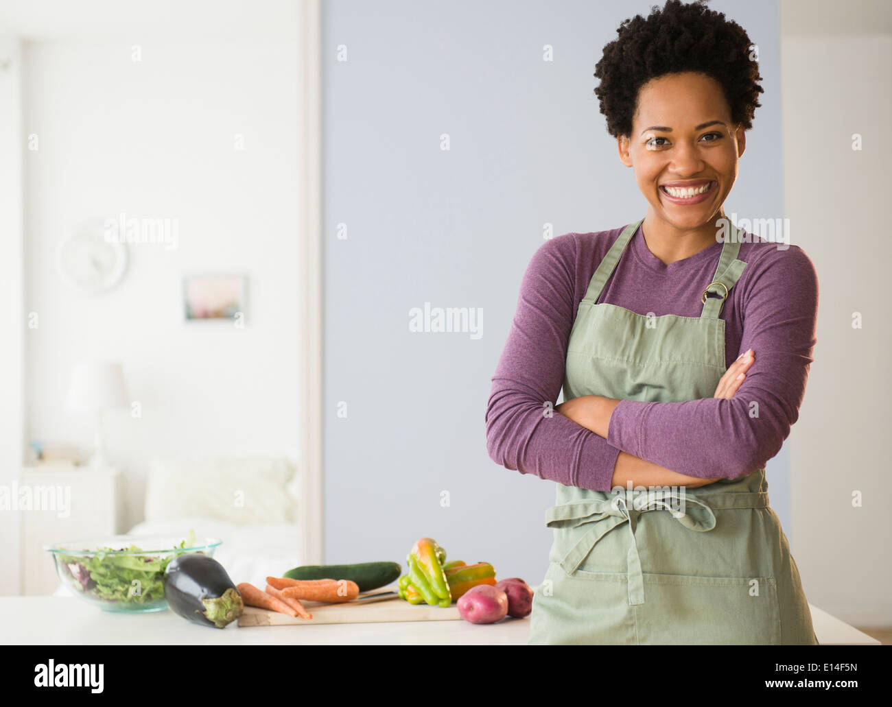 Portrait de femme noire la cuisson dans la cuisine Banque D'Images