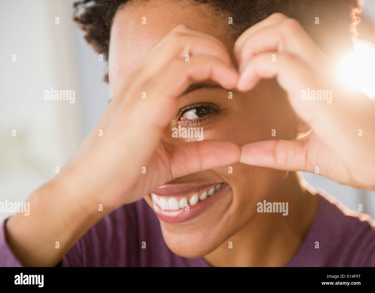 Portrait de femme noire formant avec les mains en forme de coeur Banque D'Images