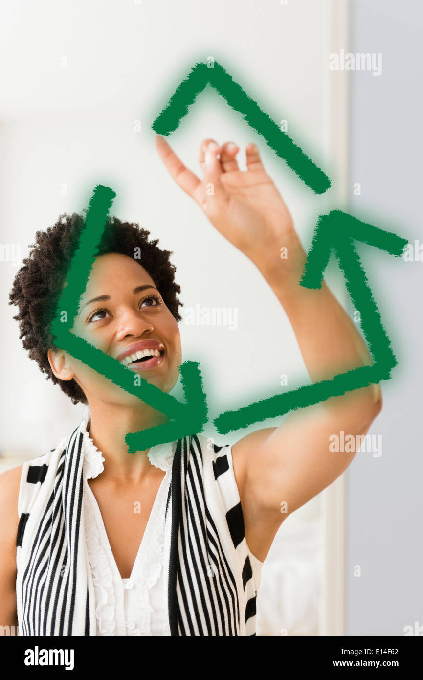 Femme noir vert dessin symbole de recyclage sur la fenêtre Banque D'Images