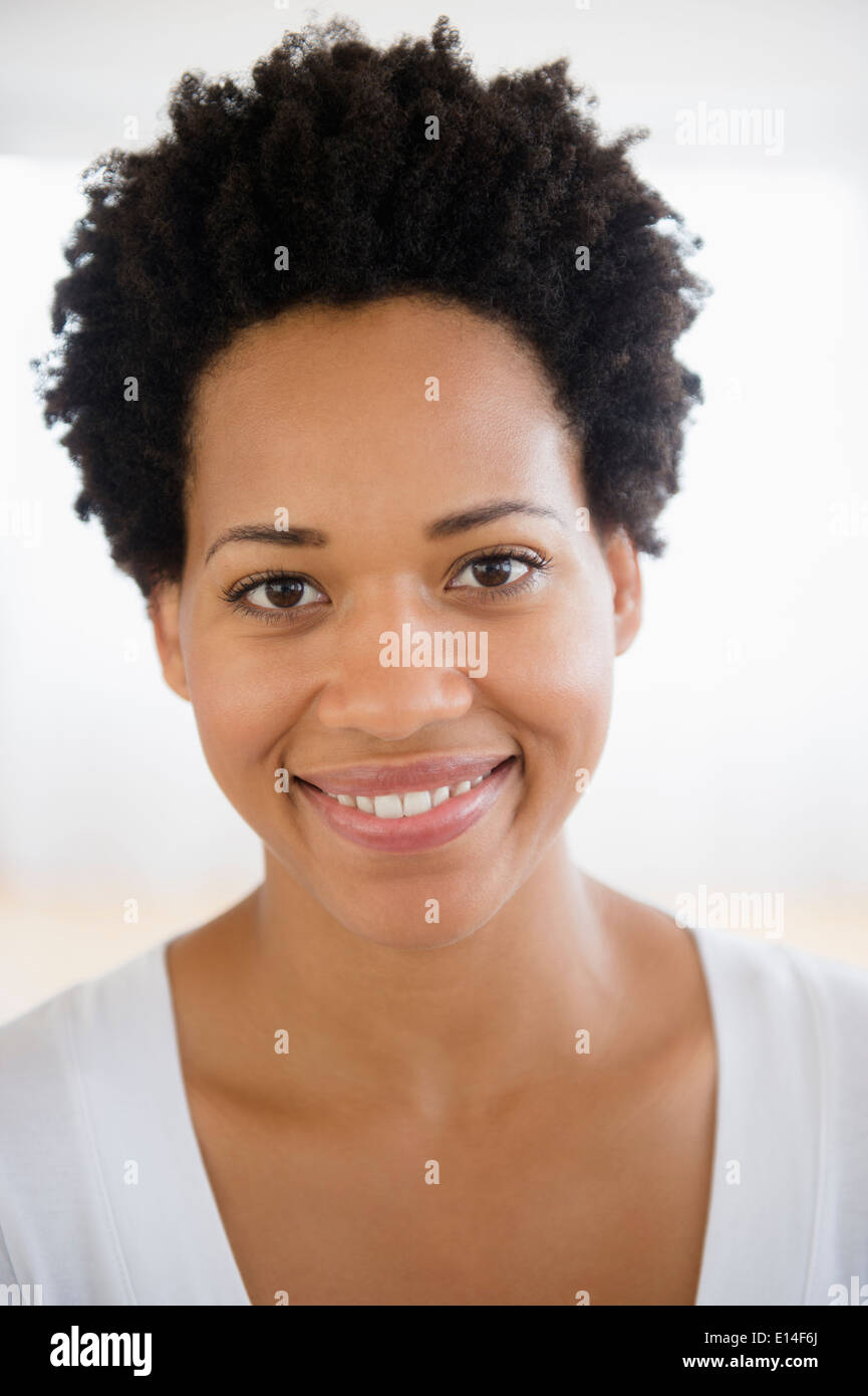 Close up portrait of smiling black woman Banque D'Images