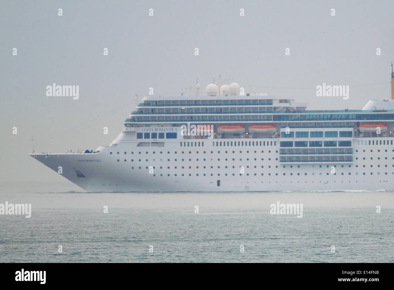 Dover, Kent, UK. 20 mai 2014. Le navire de croisière Costa Romantica qui  appartient à la même société que l'infortuné Costa Concordia est illustré  de quitter le port de Douvres dans le