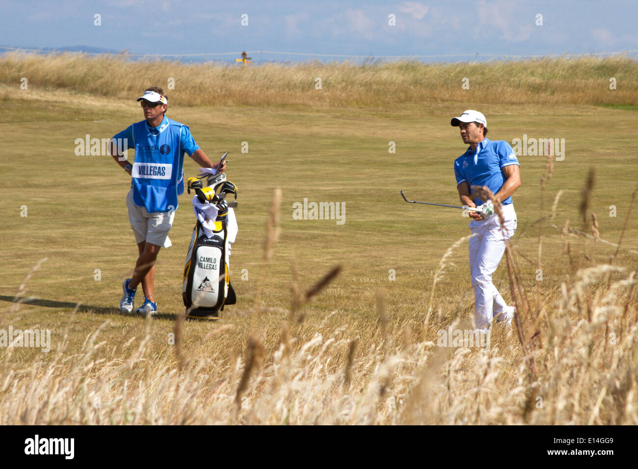 Camilo Villegas et caddy pendant une ronde de pratique dans le British Open 2013 à Muirfield Golf Course Banque D'Images