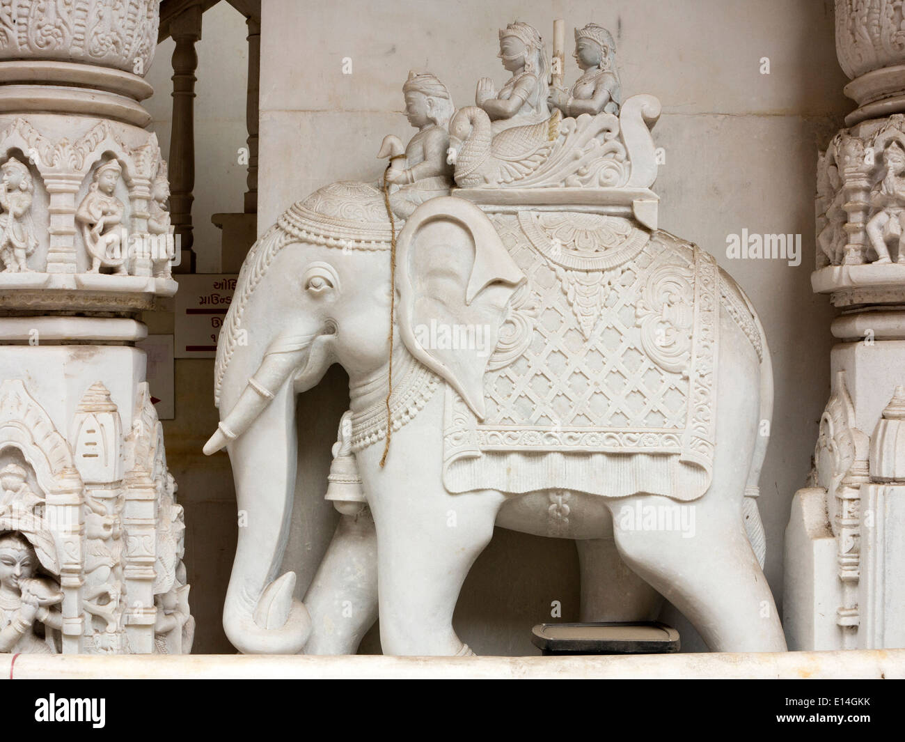 L'Inde, Mumbai, Fort District, Parsi Bazar, marbre sculpté décoration éléphant Hindu Temple Banque D'Images