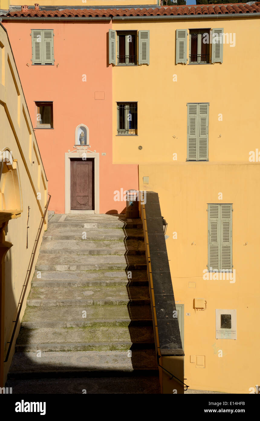 Maisons jaunes et orange et pas dans la vieille ville ou quartier historique Menton Alpes-Maritimes France Banque D'Images