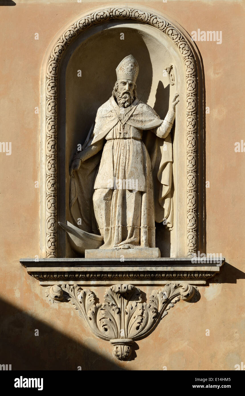 La sculpture baroque dans la niche de la Chapelle des Pénitents Blancs (1680) ou chapelle des Pénitents Blancs Menton France Banque D'Images