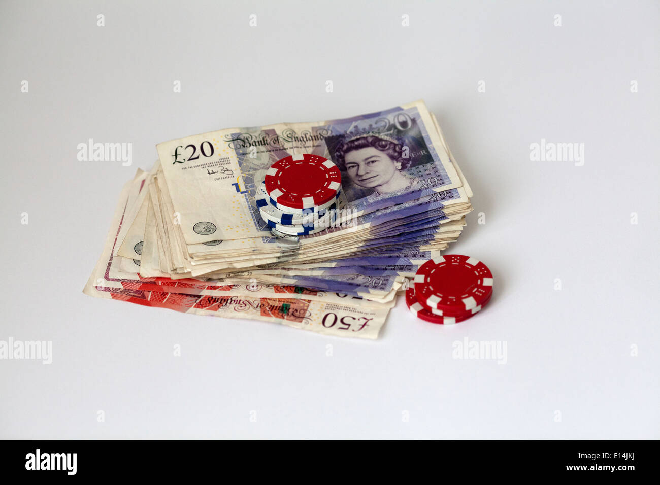 Jetons de pari avec des billets de banque - UK Banque D'Images