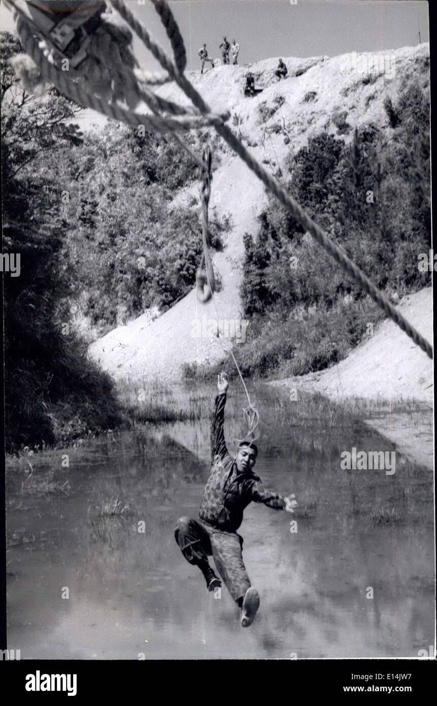 Avril 05, 2012 - Cet exercice est connu sous le nom de ''confiance'' dans laquelle le soldat laisse aller la poulie fixée sur le toit de la corde et plonge dans l'eau ci-dessous. Banque D'Images