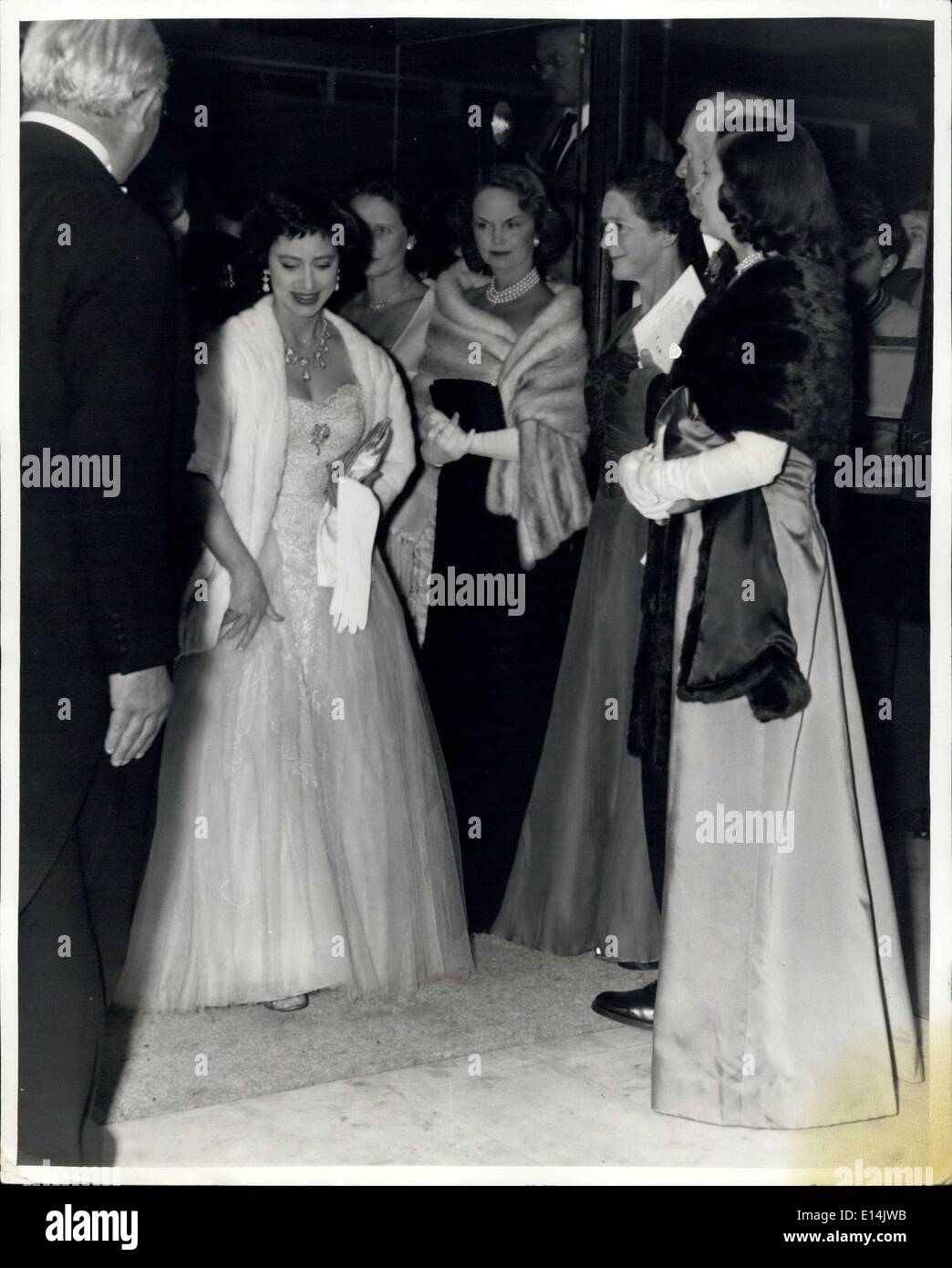 Avril 05, 2012 - La princesse Margaret effectué la cérémonie d ouverture du nouveau bâtiment du Théâtre National du Film sur la rive sud (Londres) ce soir (mardi). Photo montre : la princesse Margaret en arrivant à la National Film Theatre pour la cérémonie d ouverture ce soir. 15/10/57 Banque D'Images