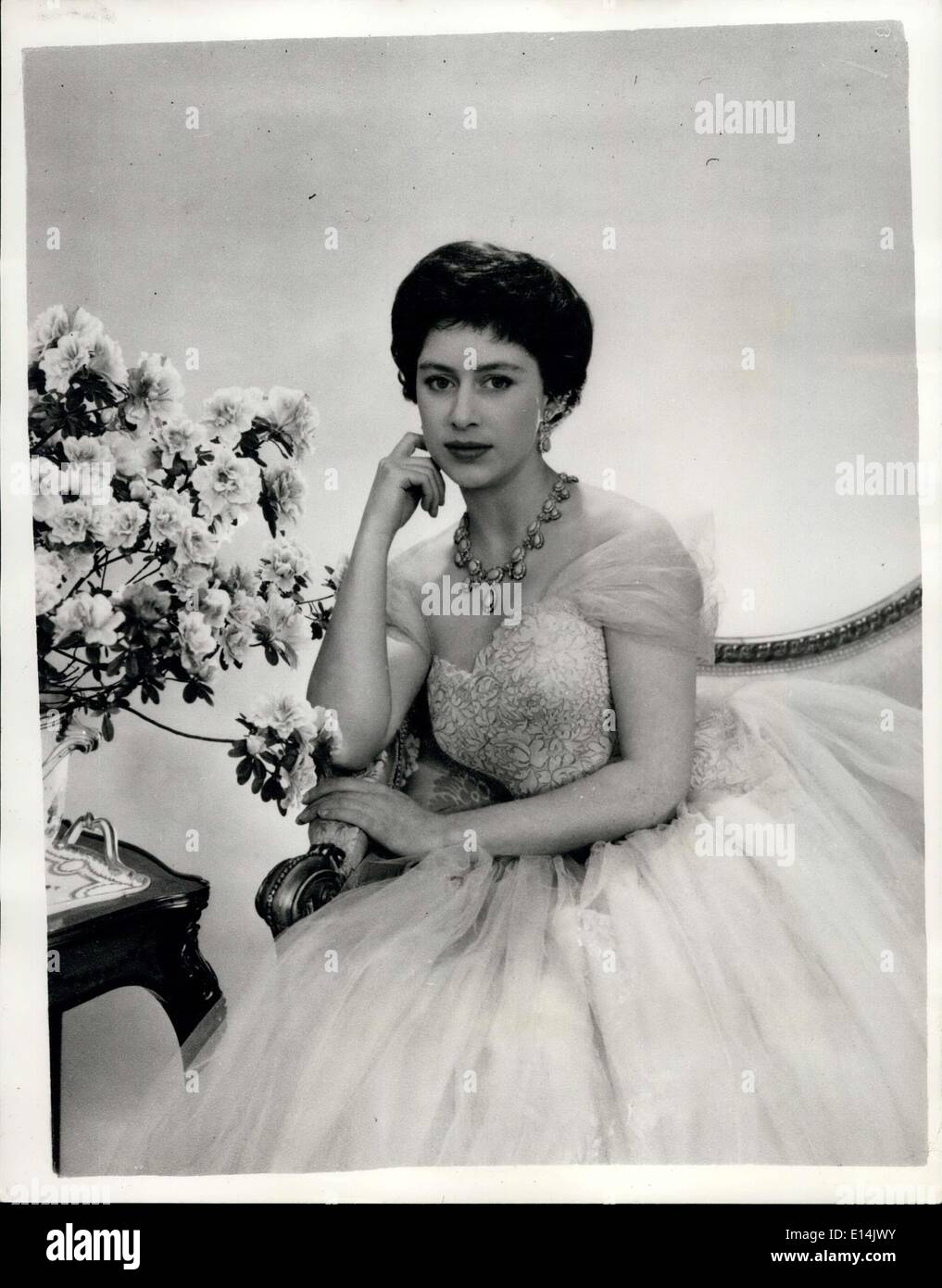 05 avril 2012 - Nouveau portrait officiel - Princesse Margaret... Dans une robe de couleur crème tll et une dentelle dorée, la princesse Margaret pose un nouveau portrait de Cecil Beaton. Elle porte un collier et des boucles d'oreilles de turquoise. La photo a été prise à Clarence House, résidence de la princesse et de sa mère à Londres. Banque D'Images