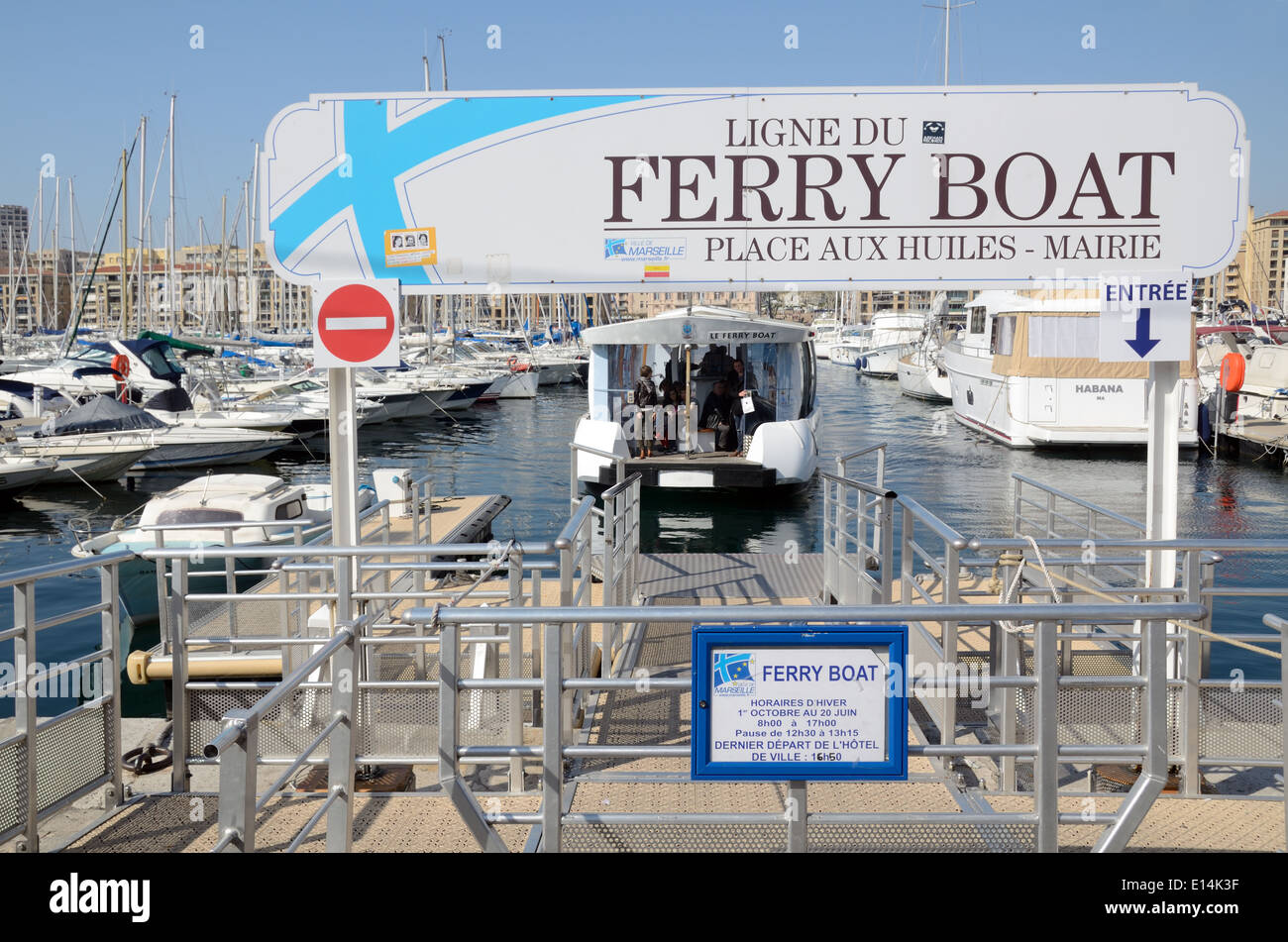 Ferry électrique sur le Vieux Port ou Vieux Port Marseille ou Marseille Provence France Banque D'Images