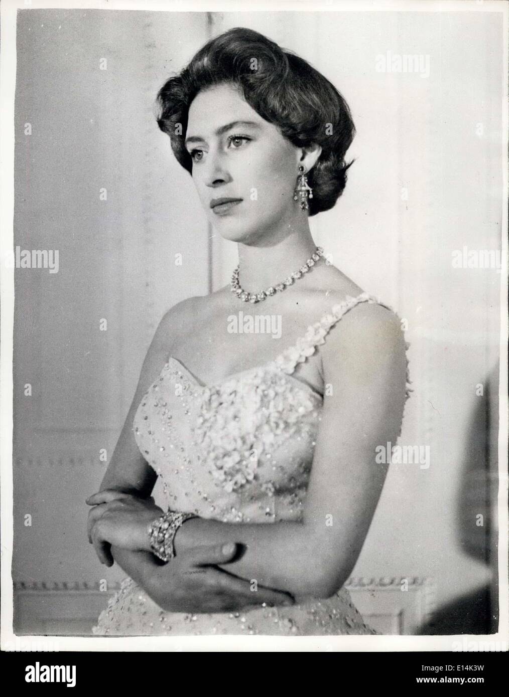 Avril 05, 2012 - La princesse Margaret. La princesse Margaret porte une robe de soirée bracelet rose de tulle brodé de fleurs et de sequins, dans cette photo faite par Cecil Beaton dans le salon de Clarence House, la résidence londonienne Princess'. Son Higness porte ses cheveux courts, légèrement ondulés, et empilés sur sa tête. La photo a été faite en relation avec la Princesse Margaret's 26 anniversaire le 21 août. Banque D'Images