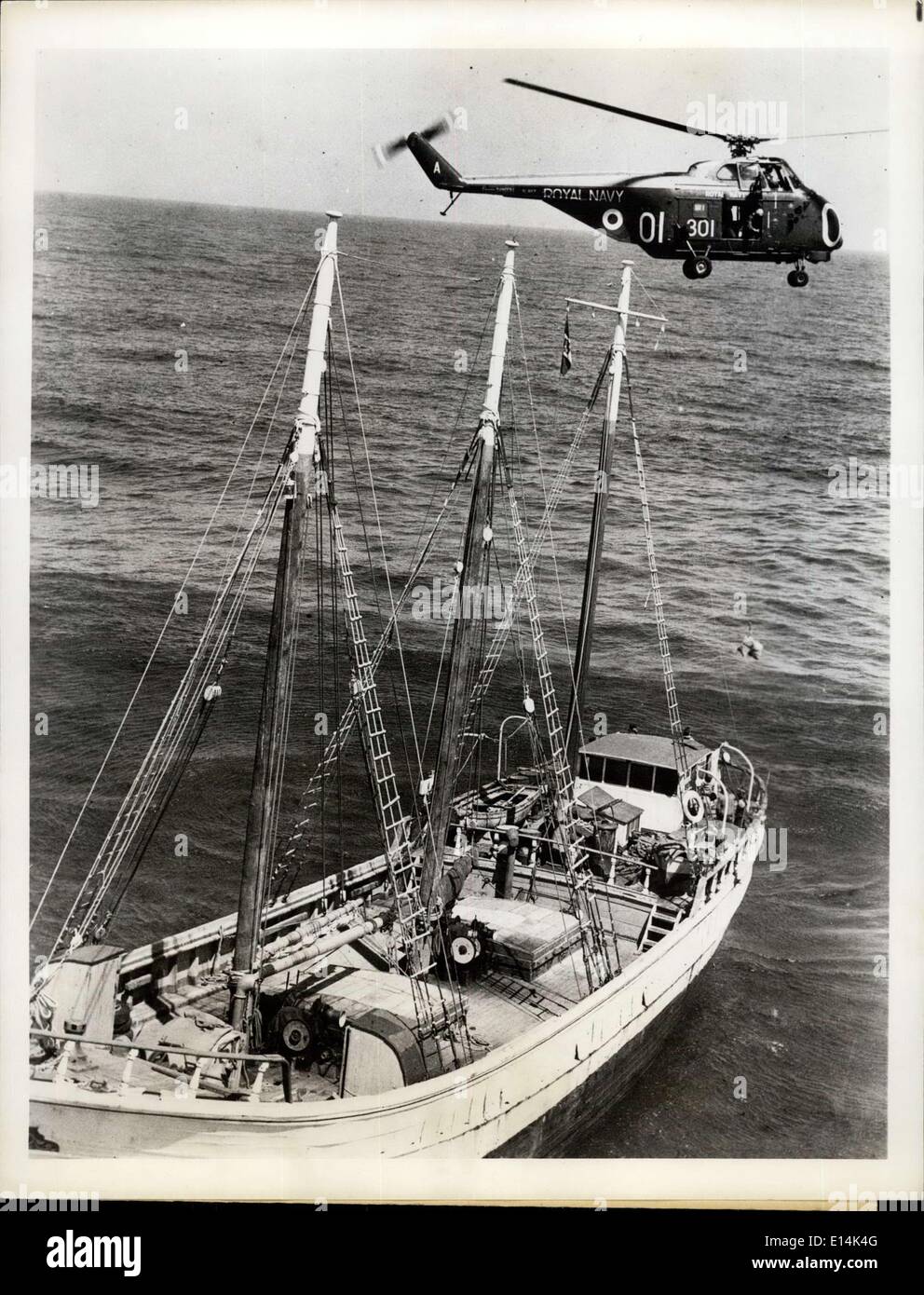 Avril 05, 2012 - Remise en état d'en haut : paniers (centre droit) pour un deck landing. la remise en etat de l'appareil à gouverner goélette italienne Georlando est abaissé d'un hélicoptère de la marine britannique en Méditerranée 100 km au sud de la Crète. Le porte-avions britannique H.M.S. Albion a répondu à l'appel de détresse du navire italien lorsqu'il a été impuissant à la dérive et à la sortie de l'alimentation. Les buses en premier et d'hélicoptères a fait le reste, laissant tomber deux mécaniciens pour déposer le pignon endommagé, à l'flattop pour la réparation,et la retourner pour l'installation Banque D'Images
