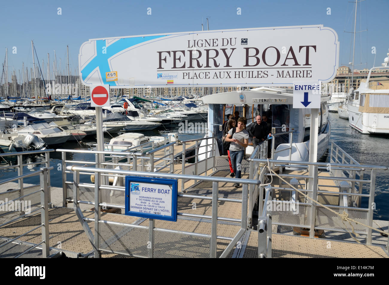 Ferry électrique sur le Vieux Port ou Vieux Port Marseille ou Marseille Provence France Banque D'Images