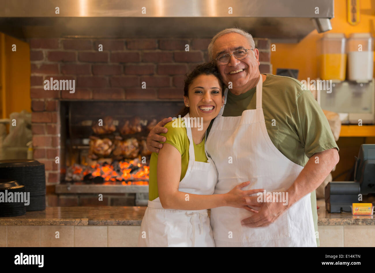 Hispanic father and daughter working in restaurant Banque D'Images