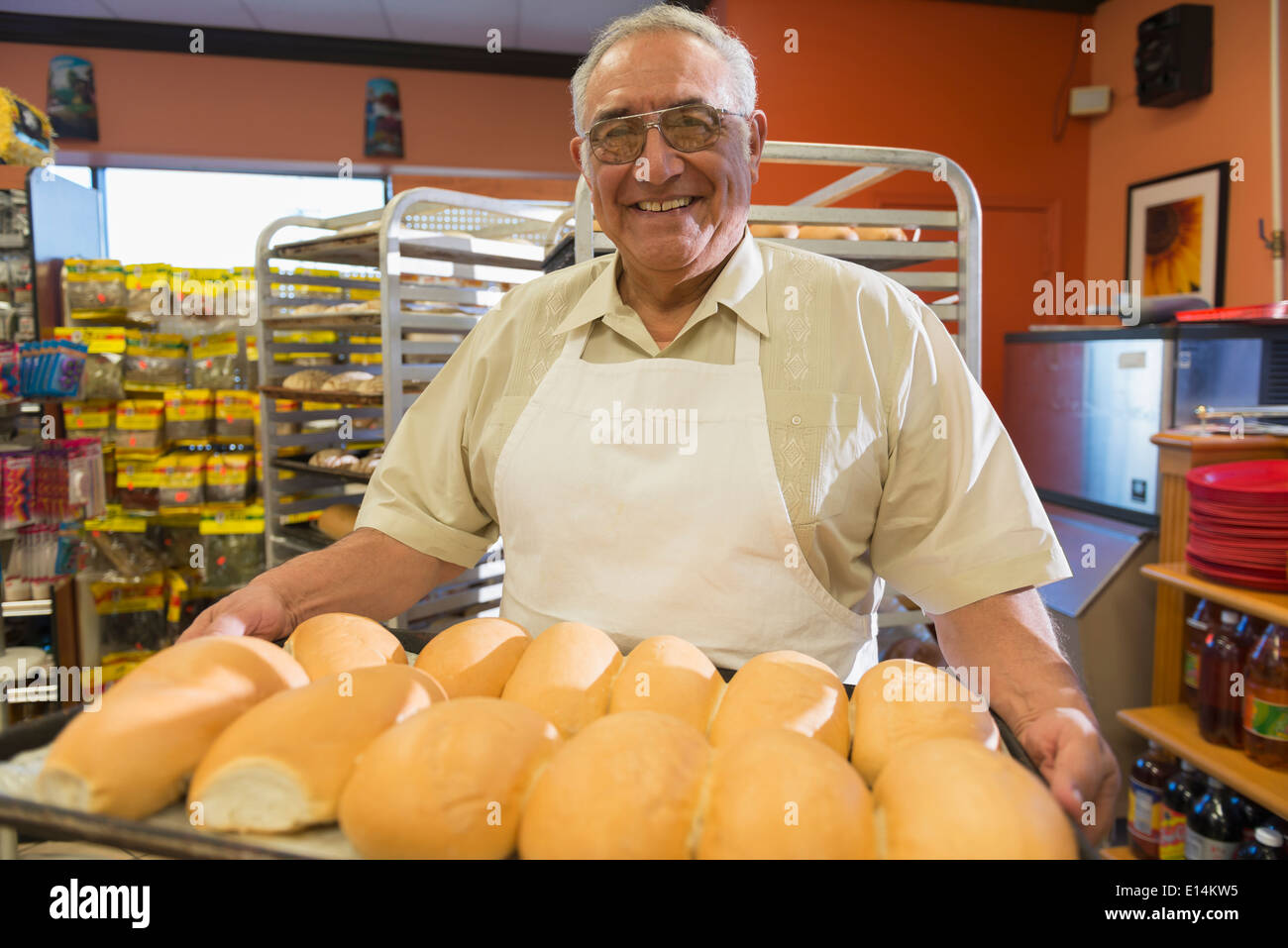 Hispanic baker working in commercial Kitchen Banque D'Images