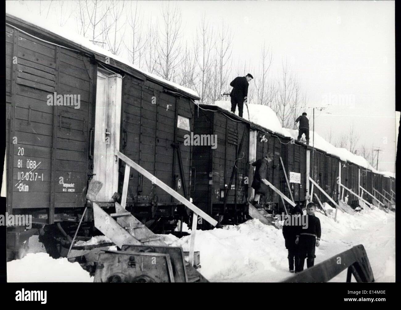 Avril 05, 2012 - L'hiver dans la ville de tremblement de Banjaluka, Yougoslavie. : Photo montre. Un certain nombre de familles sans toit de Banjaluka sont provisoirement setteled spécialement adaptées à l'wagons fournis par Caritas Autriche ''organisation''. Avec l'électricité et l'approvisionnement en eau de vie provisoire, dans ces ''apartments sur roues'' est, les gens de Banjaluka dire, beaucoup mieux que dans la remorque ou sous les tentes. Banque D'Images