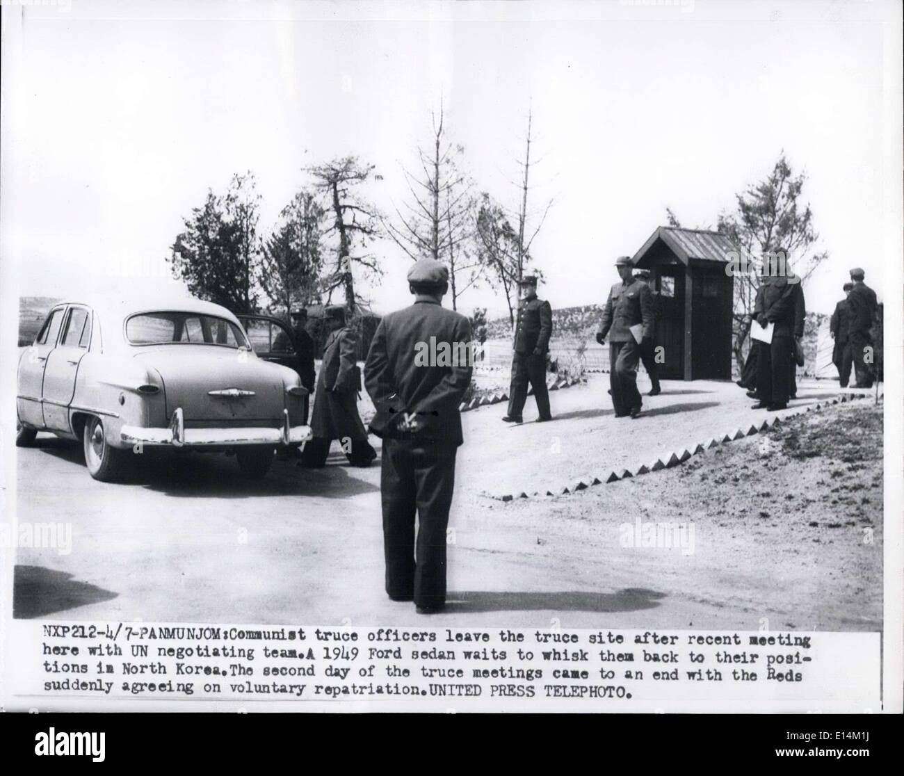 Avril 05, 2012 - Les agents de la trêve communiste Panmunjom : quitter le site après la trêve récente réunion ici avec l'équipe de négociation DES NATIONS UNIES. Une Ford Sedan 1949 attend pour les ramener à leurs positions en Corée du Nord. La deuxième journée de la réunion de la trêve a pris fin avec les Rouges d'accord sur tout à coup le rapatriement volontaire. Banque D'Images