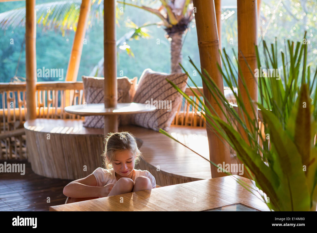 Caucasian girl relaxing on patio Banque D'Images