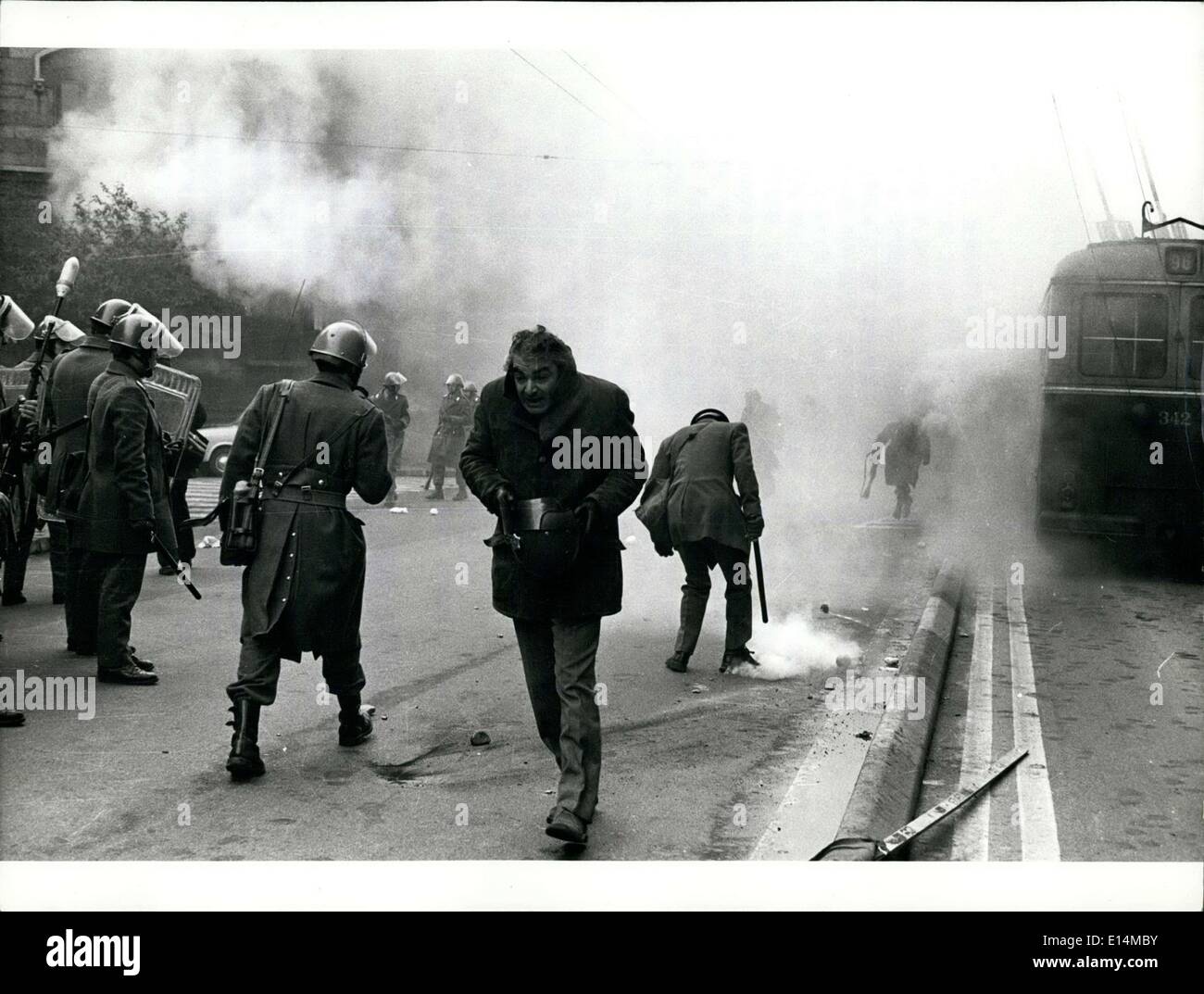 Avril 05, 2012 - la guérilla de gauche les élèves sont exposées sur le mandat d'arrestation et de s'échapper de leur chef forcé Mario Capanna qui est dit être en exil en France. Pratiquement depuis l'automne 1969 (l'automne chaud) une telle scène, tel qu'illustré ici peut être vu dans de trop nombreux intervalles réguliers. C'est toujours le ''Movimento Studentesco'' (le mouvement des étudiants) qui agit en tant qu'avant-garde politique de ''La démocratie pourrie et sale qui n'a même pas de funérailles mérite'' Banque D'Images