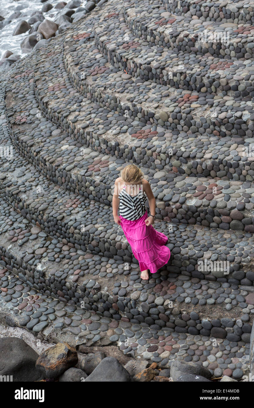 Caucasian girl climbing étapes pavées Banque D'Images