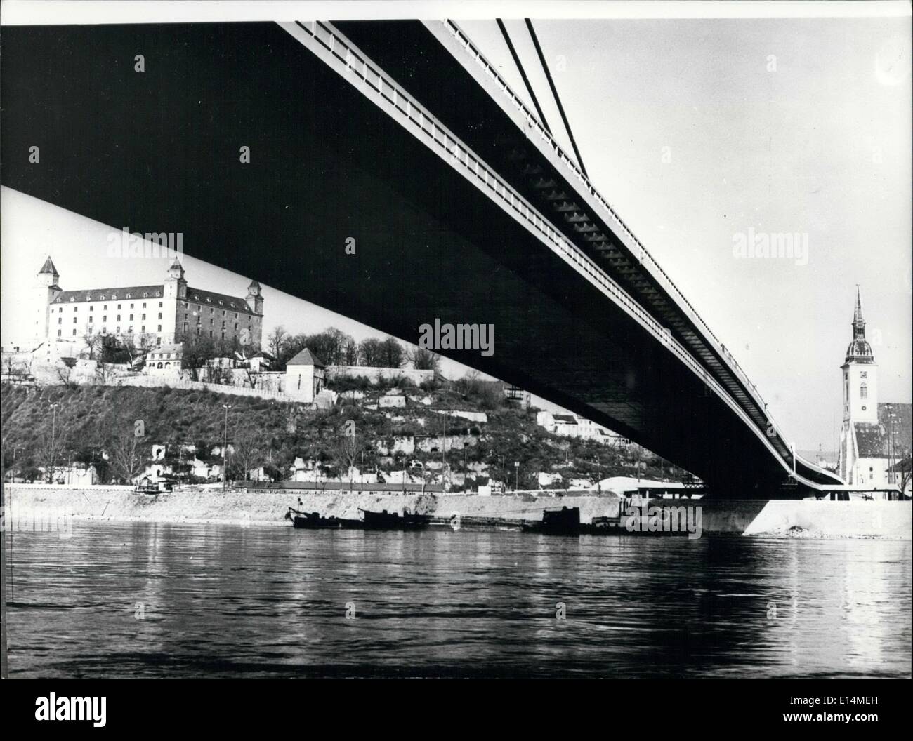 Avril 18, 2012 - Nouveau pont de Bratislava. Vue montrant le nouveau pont enjambant le Danube à Bratislava, portant le titre '«"Soulèvement national'', qui est presque 432 m de long, et unique en Europe et le deuxième dans le monde de l'asymétrie de la construction. Sa construction en acier pèse 7 500 tonnes dont 640 tonnes de câbles mesurant 22 000 mètres. La nouvelle suspension bridge est très esthétique et s'intègrent bien dans le paysage environnant. Dans l'arrière-plan peut être vu le château de Bratislava. Banque D'Images