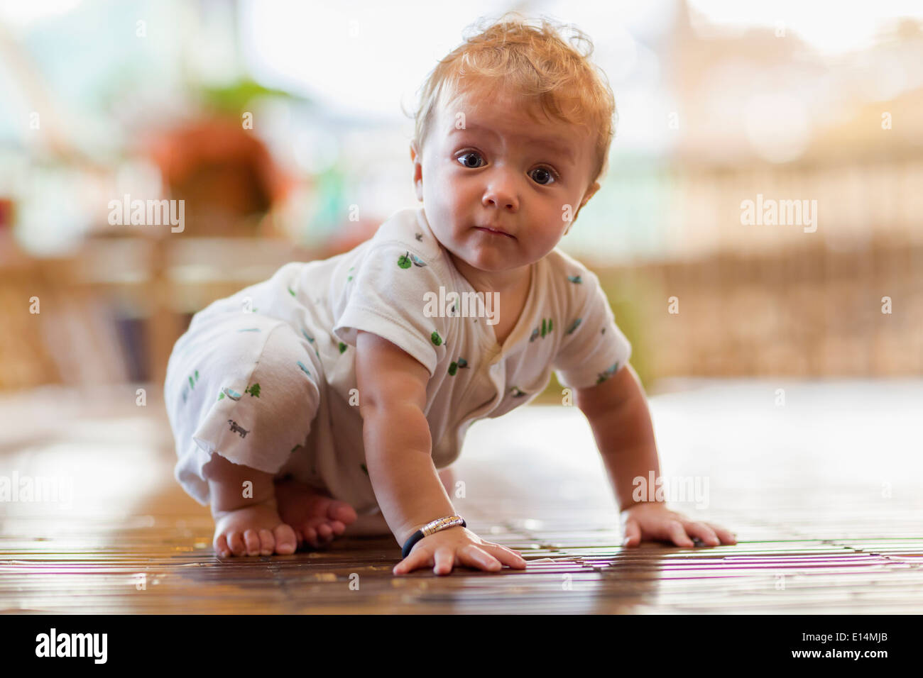 Caucasian baby crawling on floor Banque D'Images