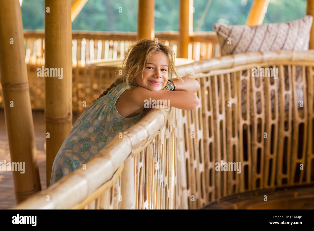 Caucasian girl leaning over railing Banque D'Images