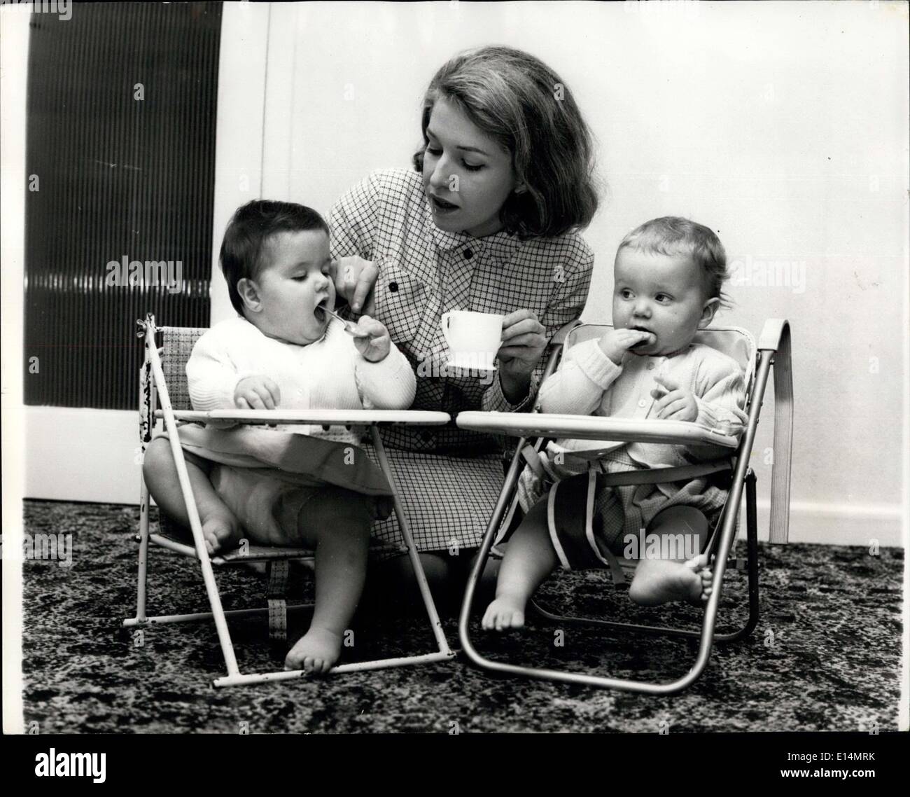 05 avril 2012 - ces Twins ont deux mères: Pourquoi, c'est la figure familière rampant sur le sol avec ses deux peu une fois. Bien sûr. Ses Valerie Barlow et les jumeaux Barlow, qui se réunissent deux fois par semaine par des millions de téléspectateurs sur leur téléviseur lorsqu'ils s'y prennent pour les derniers événements de ''Coronation Streets''. Il y avait beaucoup d'excitation dans la straste quand Valerie a présenté son mari maître d'école avec des jumeaux. Velorie (dans la vie privée actrice Ann RID) est devenue une sorte de « mme » dévoué qu'elle passe beaucoup un dimanche avec ce qu'elle aime à penser comme ses jumeaux adoptés Banque D'Images