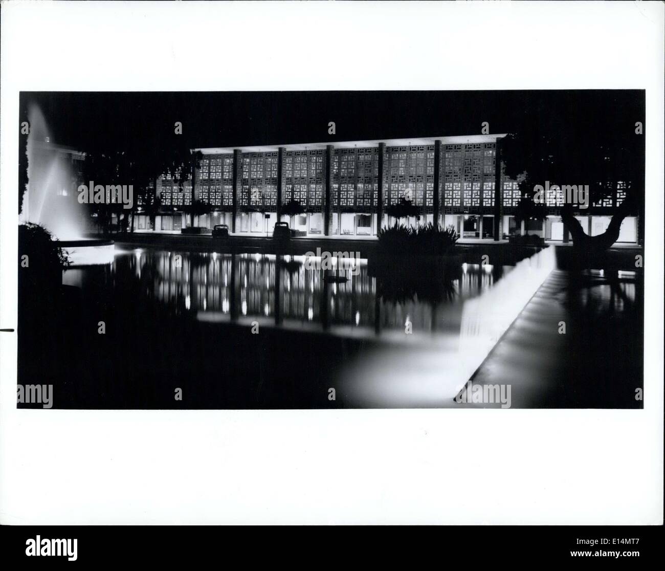 Avril 05, 2012 - Lacy grilles s'étend entre les bâtiments, une ''tonism'' dans ses structures de la cinquantaine, est caractéristique de la Stanford University hospital and medical center à Palo Alto, en Californie. La nuit le non-institutioons.effet nal est intensifiée par les réflexions de la piscine. Banque D'Images