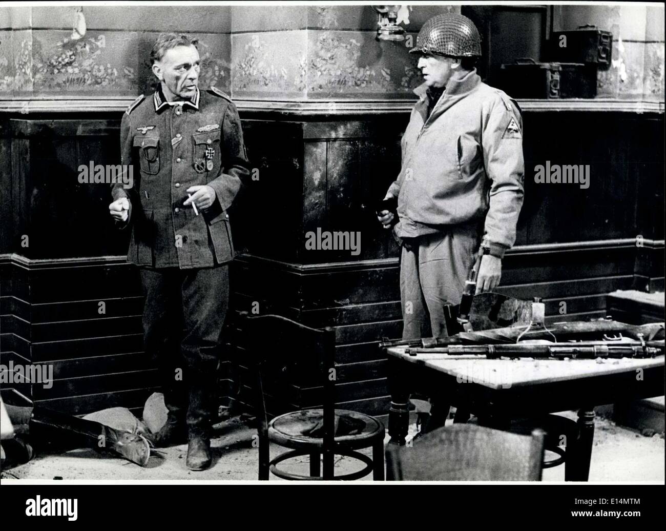 Avril 05, 2012 - Le Film '' Steiner II'' sera produit à Berlin : les stars hollywoodiennes se sont réunis à Berlin, à produire des ''Steiner II'' en plus de Richard Burton (Richard Burton) (gauche), qui joue le titre et rester quelques semaines à Berlin, ces derniers jours ont également Robert Mitchum (Robert Mitchum, droite) y est arrivé d'être ici quand les dernières scènes sont produits ; puis il va à Vienne/Autriche. Réalisé est l'image, dans laquelle outre les deux-étoiles d'autres acteurs sont bien connus, de travail d'Andrew C. McLagleh. Photo montre une scène du film ''Steiner II' Banque D'Images