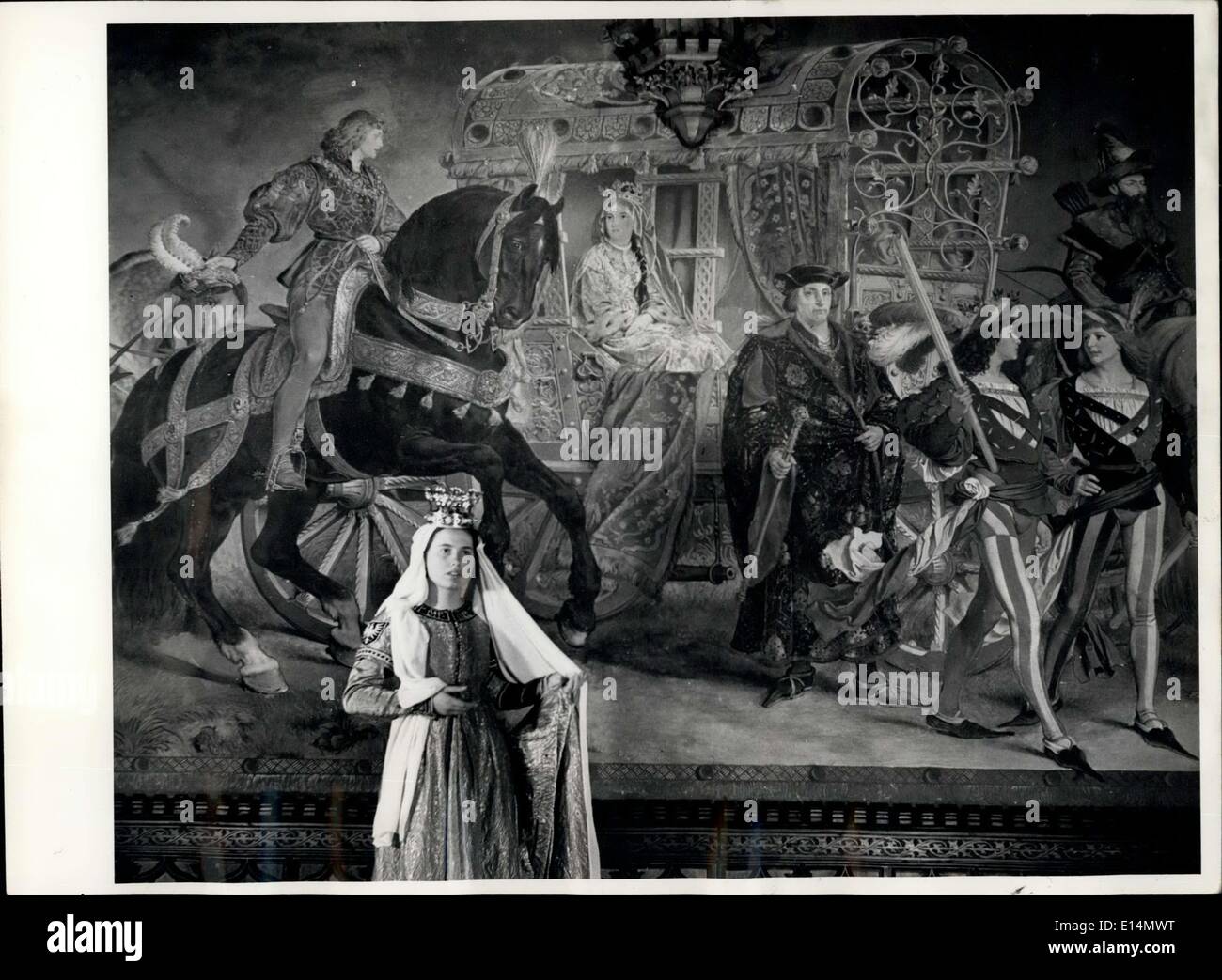 05 avril 2012 - 50 ans un homme de Landshut a eu l'idée de faire vivre les belles peintures à fresque par un jeu de fête. Ces fresques sont peintes dans le majestueux hall de l'hôtel de ville. De cette façon, le monde-célèbre ''Landshut Wedding'' a son origine. Notre photo montre Hedwiga, l'épouse de Landshut, en 1953 avant de son original sur la peinture murale du romantisme tardif peint par le tribunal de Munich-peintre de Louis II, Ludwig Spiess, en 1882 Banque D'Images