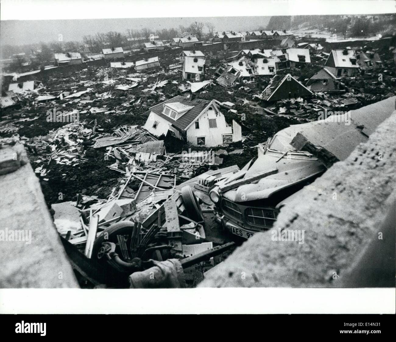 18 avril 2012 - Huit meurent dans un ensemble immobilier à glissement en GOPburg Suède : bonnes personnes sont mortes et de nombreux autres blessés lorsqu'un glissement de terrain a frappé l'ensemble immobilier dans Hindenburg,Sweden. Le lit d'argile où les maisons ont été construites ont cédé la place et plus d'une centaine de maisons ont été lancées plusieurs centaines motors.écrasant tout sur son passage. La photo montre une vue générale montrant plusieurs des maisons fracassées après le glissement de terrain. Banque D'Images