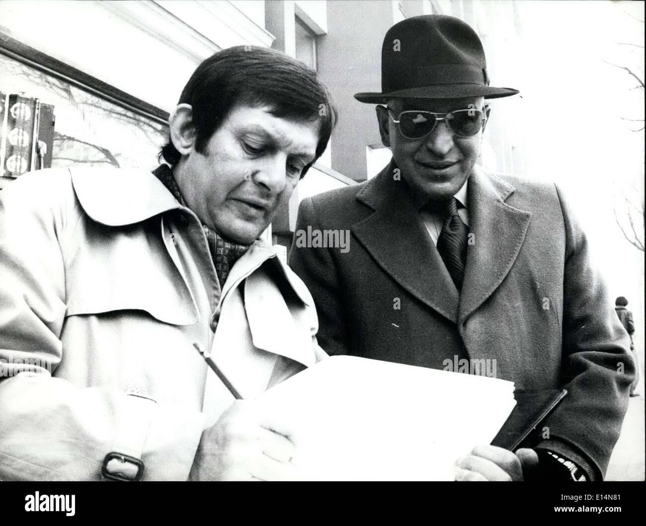 Avril 05, 2012 - L'acteur américain Telly Savalas Telly Savalas dans Berlin Ouest, l'acteur américain, connu comme ''Kojak'' dans la série tv ''opération dans Manhattan, récemment arrivé à Berlin pour le tournage du film ''intérieur''. Dans le film (également star-ring James Mason, Robert Culp et Doria Kunstmann) il joue dans l'Américain qui a sorti de l'argent et dans le dernier moment devient une lettre d'un Allemand, qu'il d'un knwos P.O.W. camp : 6 millions de dollars un trésor se trouve à Berlin, juste en attente d'excavation Banque D'Images Avril 05, 2012 - L'acteur américain Telly Savalas Telly Savalas dans Berlin Ouest, l'acteur américain, connu comme ''Kojak'' dans la série tv ''opération dans Manhattan, récemment arrivé à Berlin pour le tournage du film ''intérieur''. Dans le film (également star-ring James Mason, Robert Culp et Doria Kunstmann) il joue dans l'Américain qui a sorti de l'argent et dans le dernier moment devient une lettre d'un Allemand, qu'il d'un knwos P.O.W. camp : 6 millions de dollars un trésor se trouve à Berlin, juste en attente d'excavation Banque D'Images