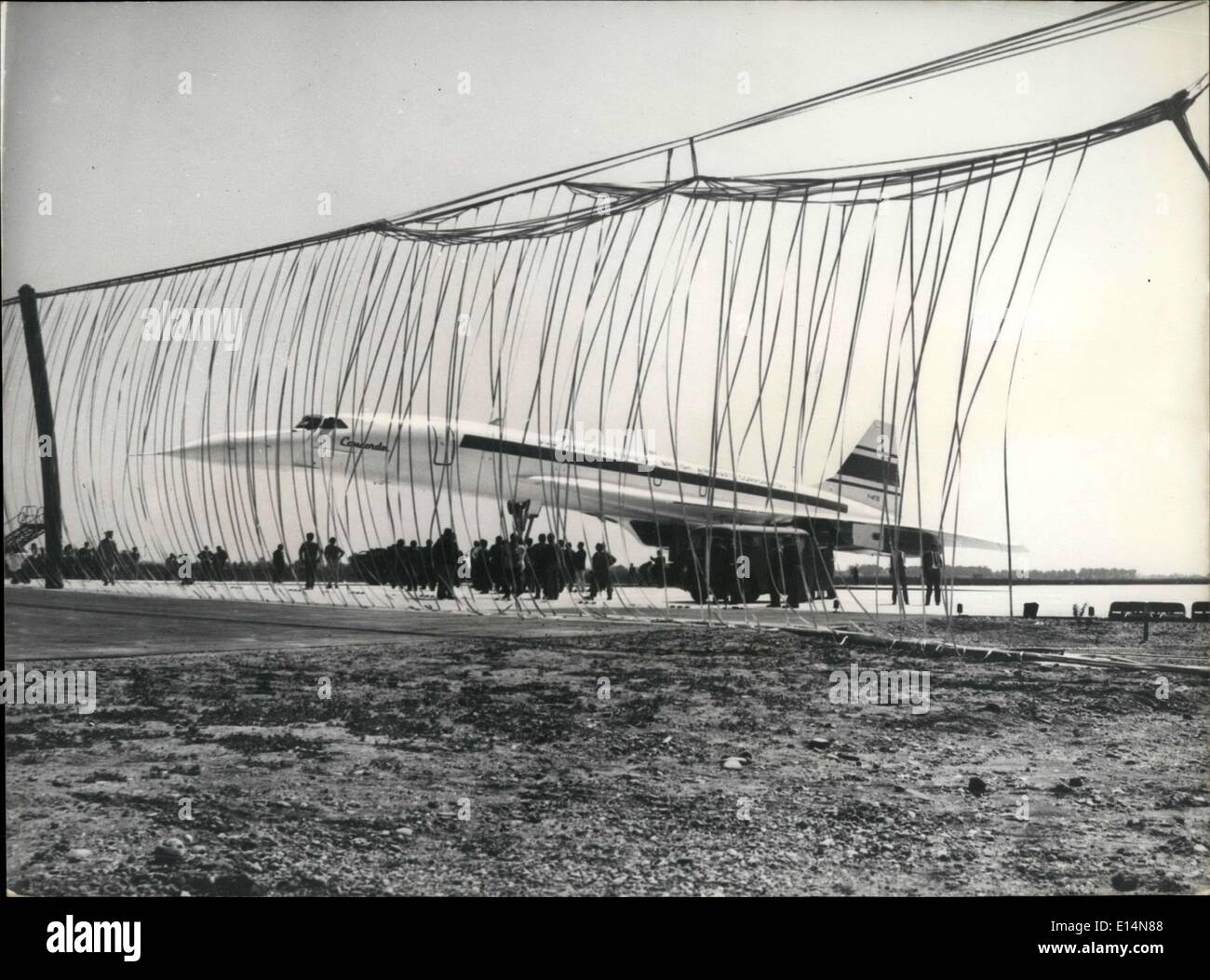 Avril 09, 2012 - C'est passé par son premier essais sur les 3 800 mètres de piste à l'aéroport de Toulouse-Blagnac. Il s'est rendu à 40 kilomètres par heure sous le commandement d'André Turcat, le chef pilote d'essai de l'aviation du sud des usines. Brian Trubshaw était aussi dans l'avion. Il va voler Concorde 002. Le test est bien passé et se poursuivra pendant une semaine. Le prototype sera de ne pas dépasser 200 km/h avant de subir de nouveaux tests. Banque D'Images