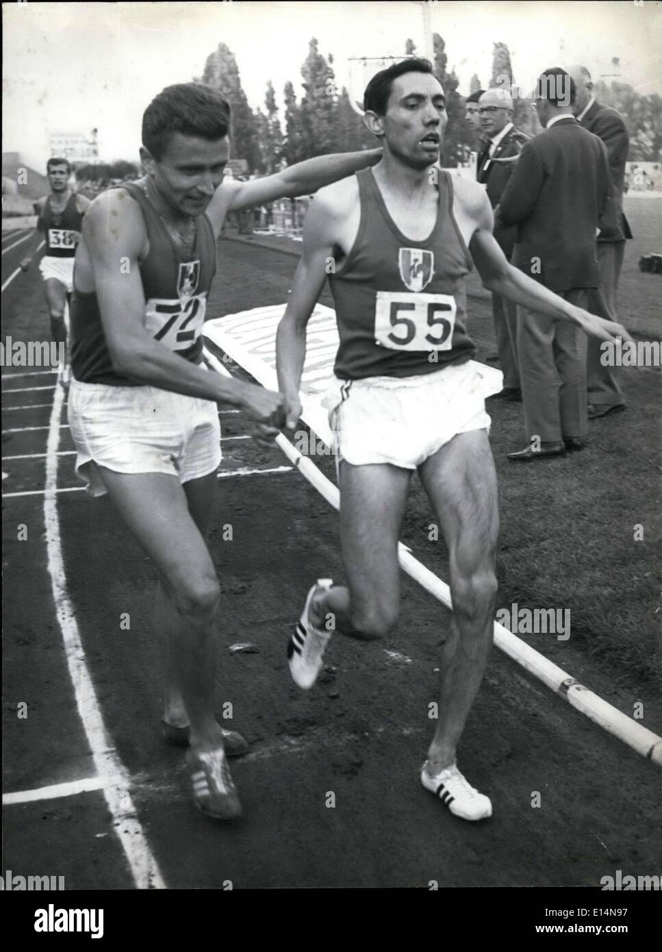 Avril 09, 2012 - Michel Jazy et Michel Bernand pendant 5000 m dans Colombes ESS.co Banque D'Images