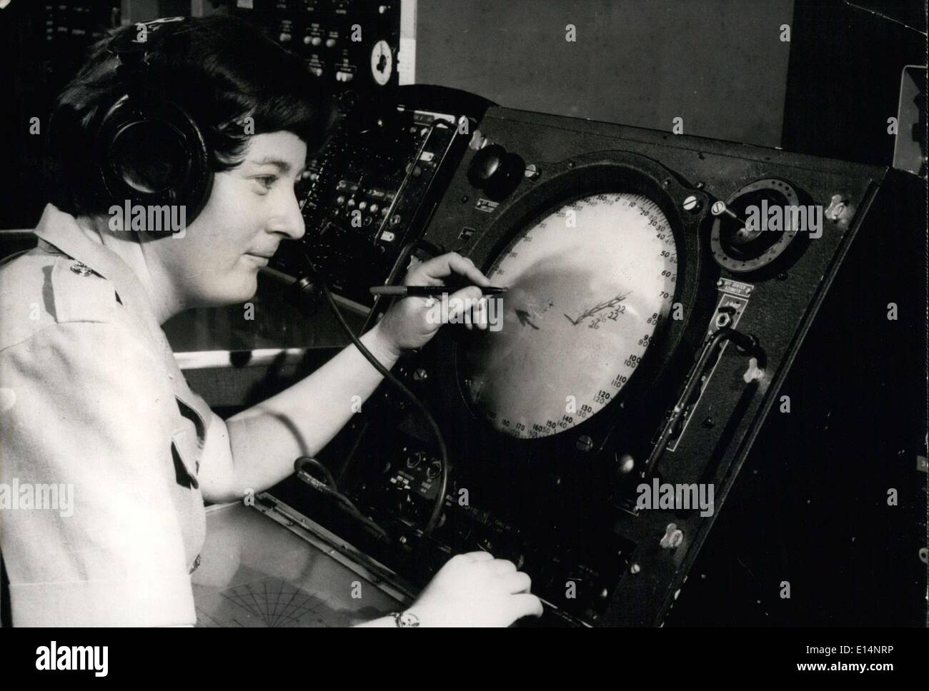 Avril 09, 2012 - Women's Royal Australian Air Force l'étude de l'écran Radar .co Banque D'Images