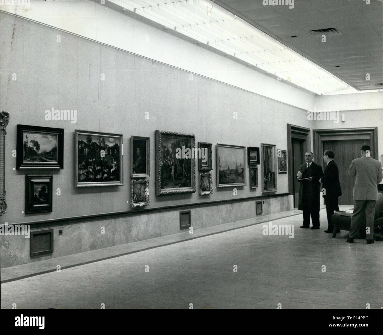 18 avril 2012 - En prêt : une vue générale de la partie de l'Exposition internationale de peintures prêtées par des galeries. Des œuvres qui peuvent être vues ici : Bellotto's ''Dresden à partir de la rive droite de l'Elde'', ''de Corot Woman Meditating'' Van Der Neer's ''Le sport l'après-midi dans un village néerlandais van Ruisdael'', ''le chemin dans la forêt' Banque D'Images