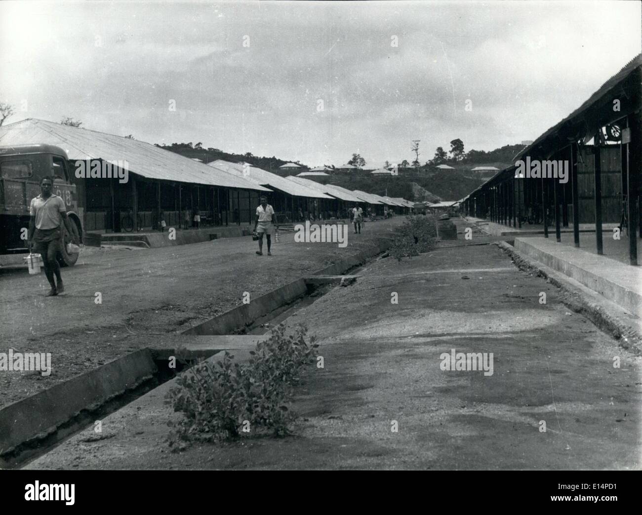 Avril 18, 2012 - Le logement autochtone près de Sorong fondée par les Néerlandais pour la plupart employés. oilfield Banque D'Images