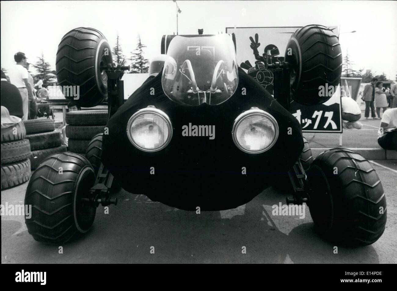 18 avril 2012 - nommé le ''Crazy ox'' ce véhicules inhabituels vont presque partout- dans les rivières, les rizières, les champs boueux, etc. Il a été construit par un groupe de 20 employés à l'usine Honda. Banque D'Images