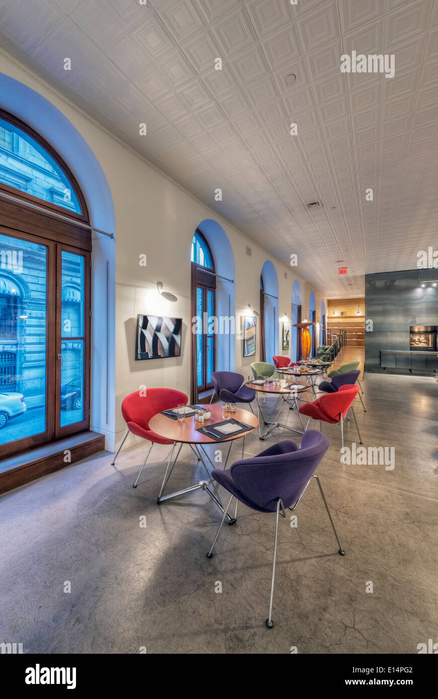 Des tables et des chaises dans le café moderne Banque D'Images