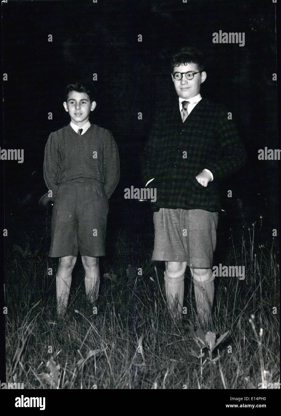 12 avril 2012 - enfants Enfin de retour en France : Robert et Gerald enfin photographiés à leur arrivée à Senlis, près de Paris la nuit dernière. Enfin les garçons qui sont réclamés par leurs parents juifs étaient conservés dans un lieu secret en Espagne par leurs protecteurs catholique. Ils resteront à Senlis en attendant des dispositions prises par leur tante, Mme Rosner, pour les amener à Tel-Aviv. Banque D'Images