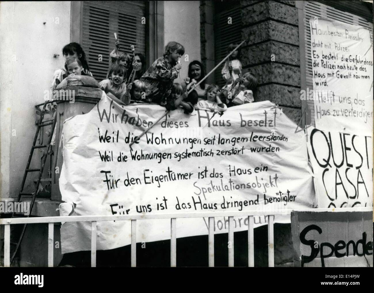 12 avril 2012 - Les étudiants ont occupé cette chambre pour protester contre la spéculation immobilière. Ils ont commencé à rénover la maison vide afin de Banque D'Images