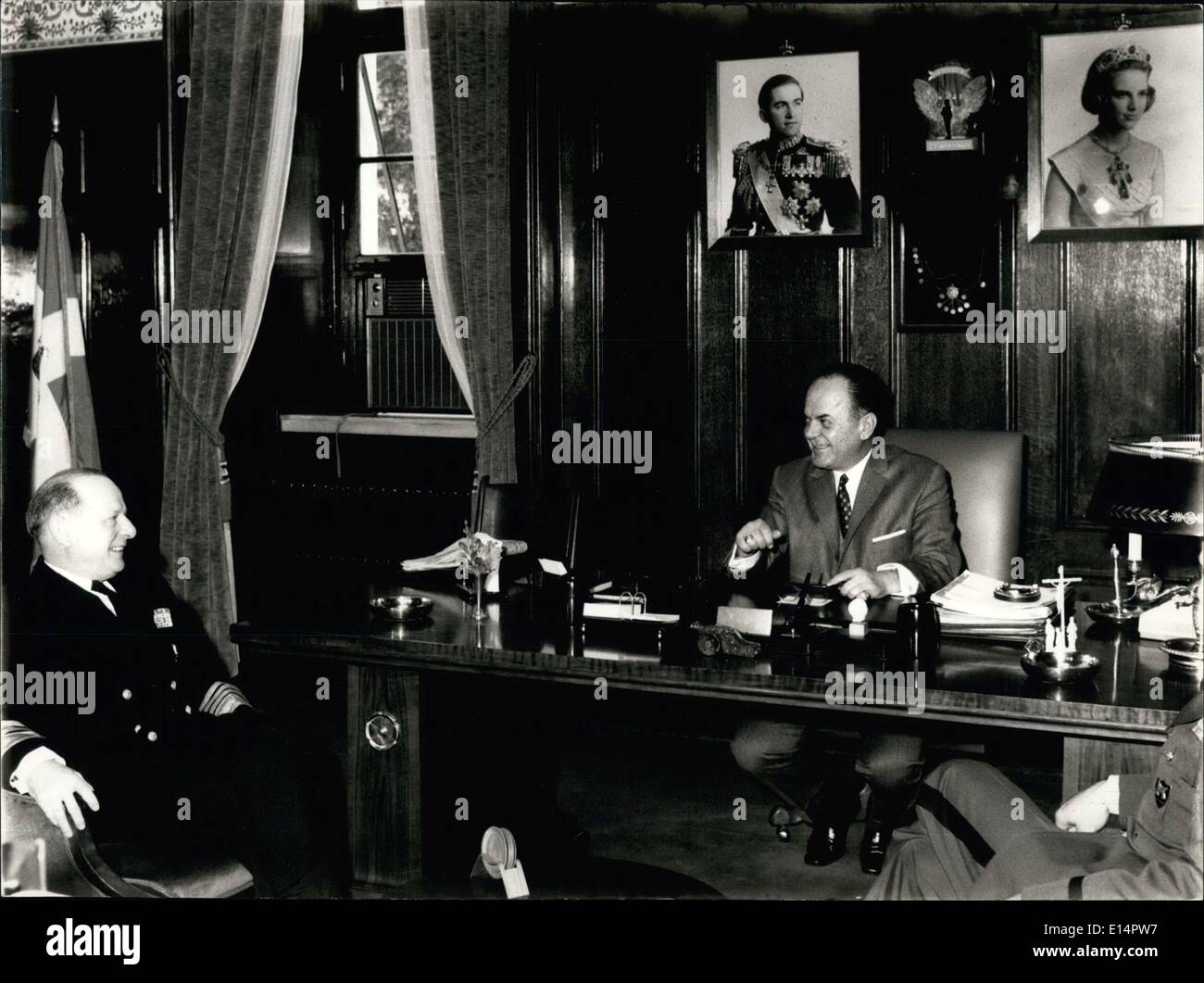 18 avril 2012 - États-Unis L'amiral Rivero, commandant des forces alliées de l'aile sud-est de l'OTAN sont arrivés à Athènes cet après-midi, et il a été reçu par le premier ministre grec, M. George Pompadours. La photo montre le premier ministre grec, M. George Pompadours en parlant avec l'amiral Rivero dans le cabinet du premier ministre cet après-midi. Banque D'Images