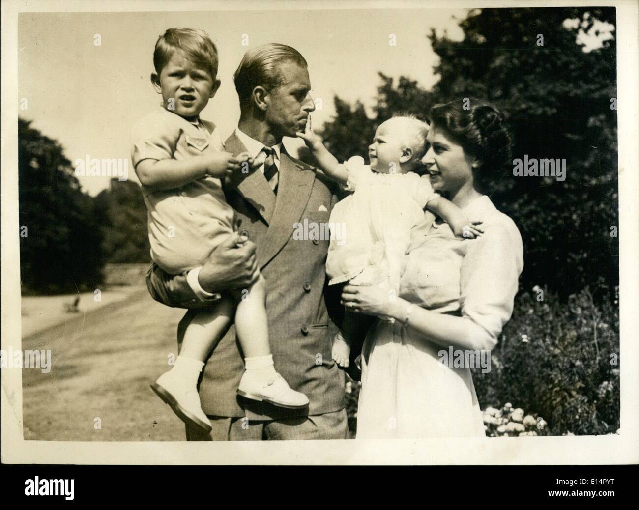 18 avril 2012 - famille heureuse à Charlene House. HRH la princesse Elizabeth, avec son mari le duc d'Édimbourg et leurs enfants, le prince Charles (né le 14 novembre 1948) et la princesse Anne (née le 15 août 1950) ont été photographiés récemment dans les lieux de résidence du couple à Londres, à la maison Carence. La photo montre ce que la princesse Anne considère que le duc ne doit pas dire, car elle place son chanteur sur ses lèvres. Banque D'Images