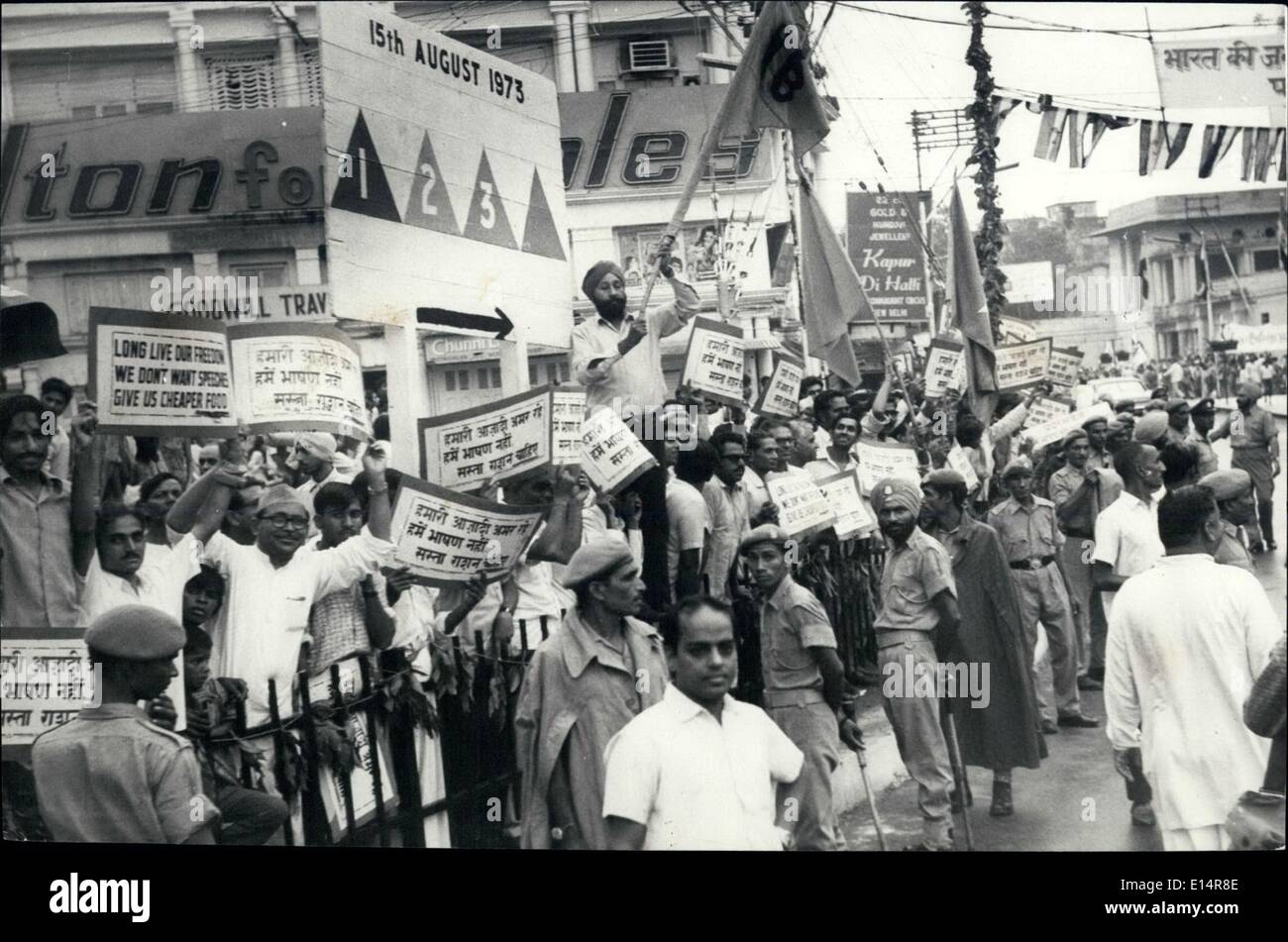 18 avril 2012 - Non communistes de l'opposition la tenue d'une manifestation à Delhi Gate pour protester contre la hausse des prix, en tant que premier ministre est passé de Delhi Gate sur sa façon de s'attaquer à la Nation à l'occasion du 26e anniversaire de l'indépendance de l'Inde le 15 août Jour de l'historique Fort Rouge à Delhi. Banque D'Images